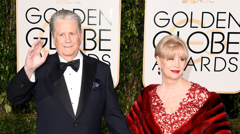 Brian et Melinda Wilson souriant lors d'un événement sur le tapis rouge