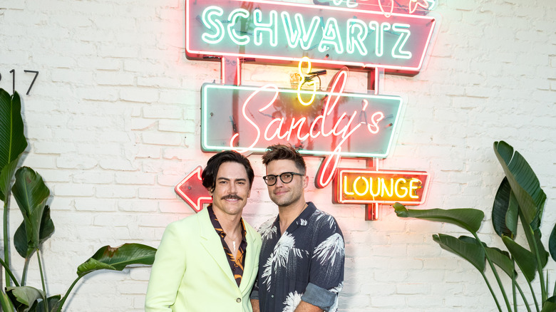 Tom Sandoval, Tom Schwartz posant avec la pancarte de Schwartz & Sandy