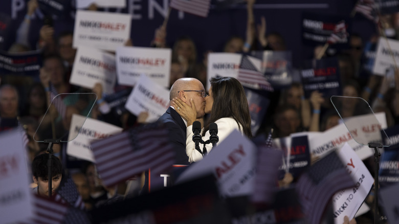 Nikki et Michael Haley s'embrassant