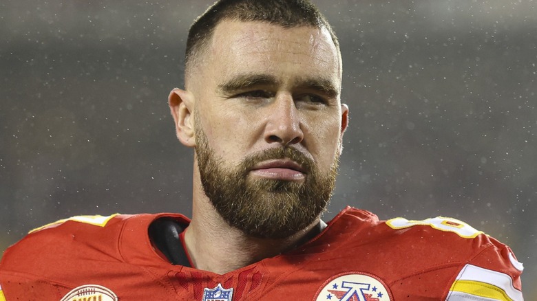 Travis Kelce en tenue de football