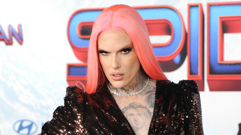 Jeffree Star posant