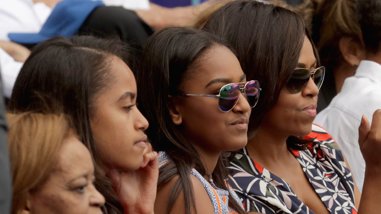 Malia et Sasha s'assoient avec Michelle Obama