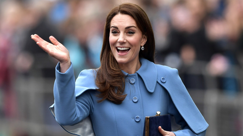 Kate Middleton veste bleue qui rit