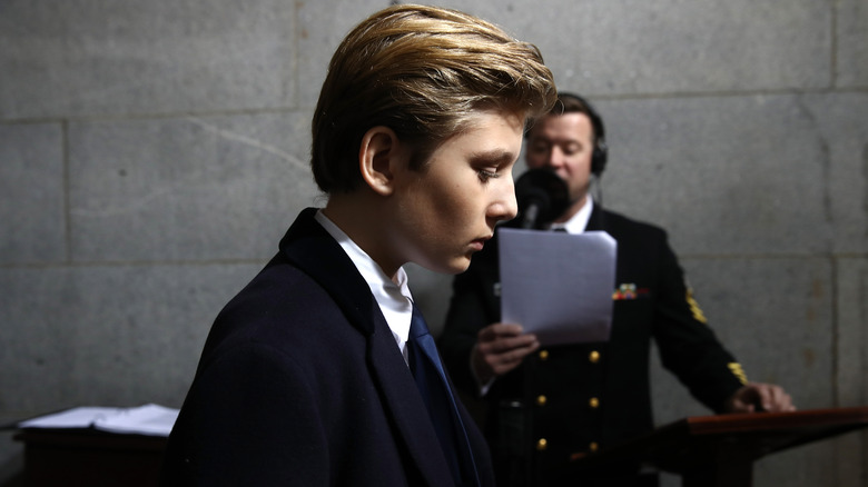 Barron Trump regarde solennellement 