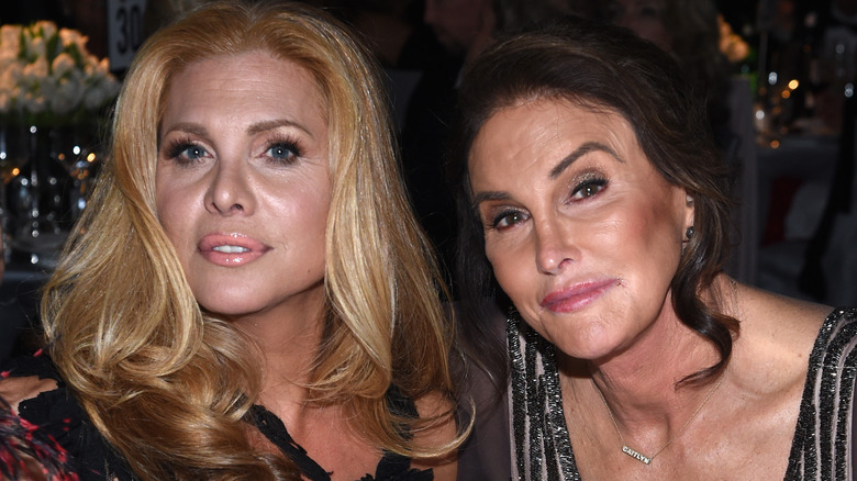 Candis Cayne et Caitlyn Jenner posant