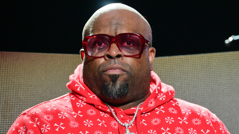 CeeLo Green avec des lunettes de soleil rouges