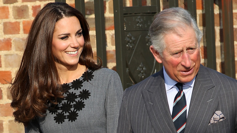 Kate Middleton souriante aux côtés du roi Charles