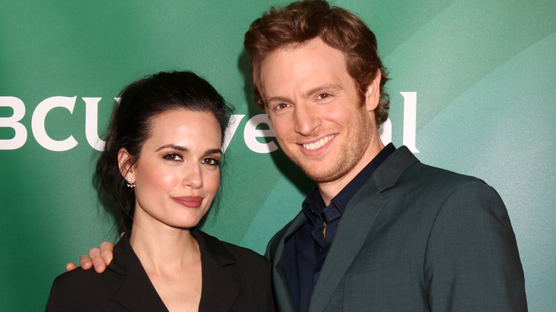 Torrey DeVitto et Nick Gehlfuss posant