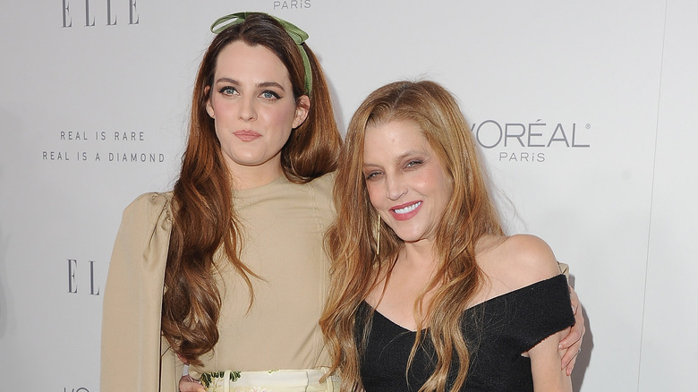 Riley Keough et Lisa Marie Presley souriantes