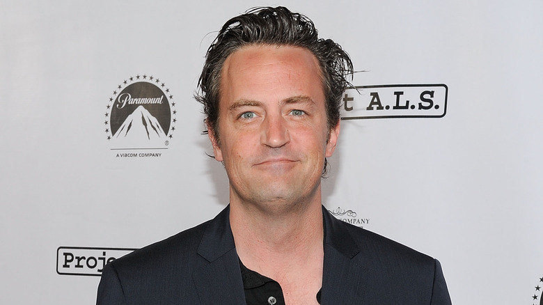 Matthew Perry souriant en gros plan