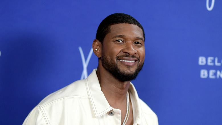 Usher souriant et regardant la caméra