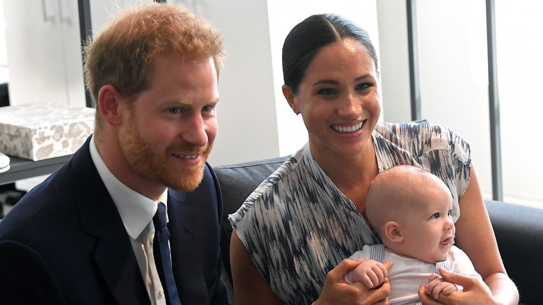 Meghan Markle, le prince Harry et bébé Archie souriant
