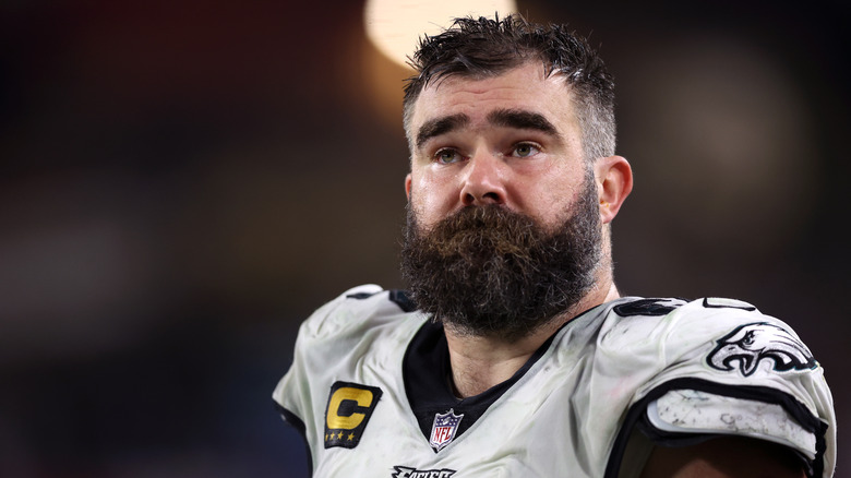 Jason Kelce regarde le match