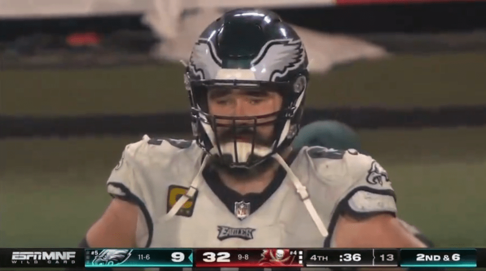 Jason Kelce pleure et devient ému alors que la saison 2023 des Eagles touche à sa fin