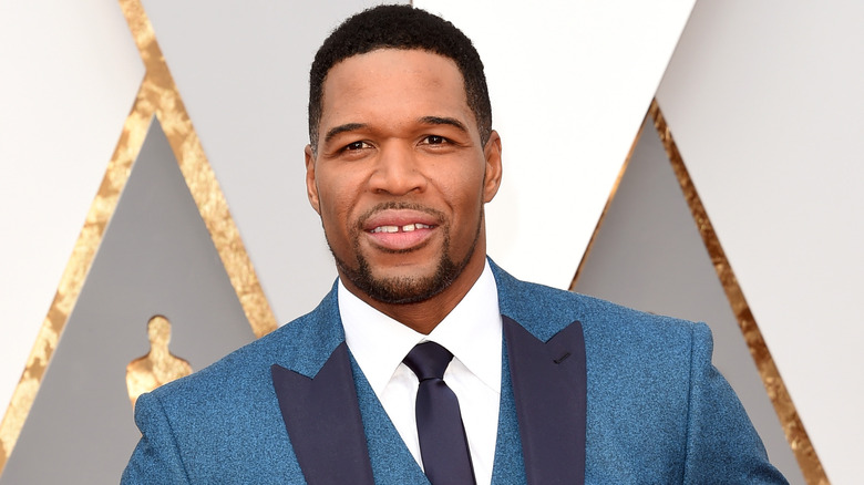 Michael Strahan portant un blazer bleu