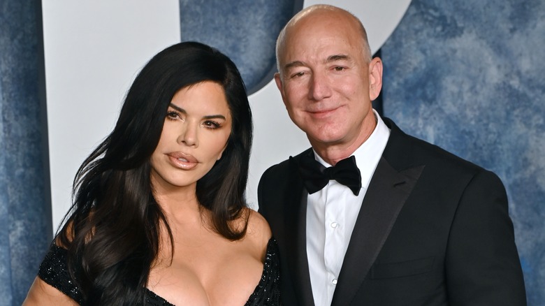 Jeff Bezos et Lauren Sanchez posant