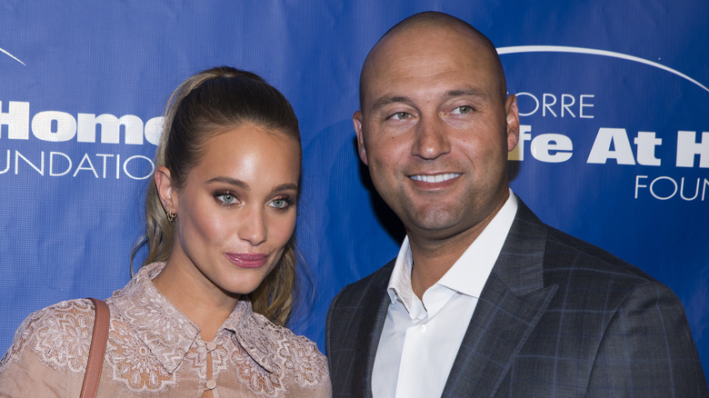 Hannah Jeter et Derek Jeter se tiennent sur le tapis rouge