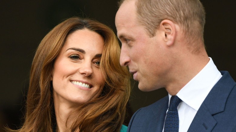 Kate Middleton regarde le prince William