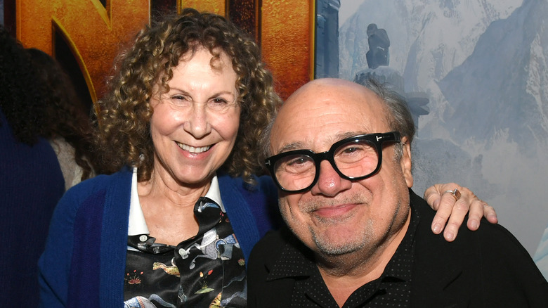 Rhea Perlman et Danny DeVito posant ensemble