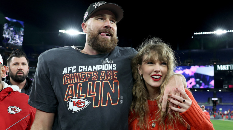 Travis Kelce et Taylor Swift posant ensemble