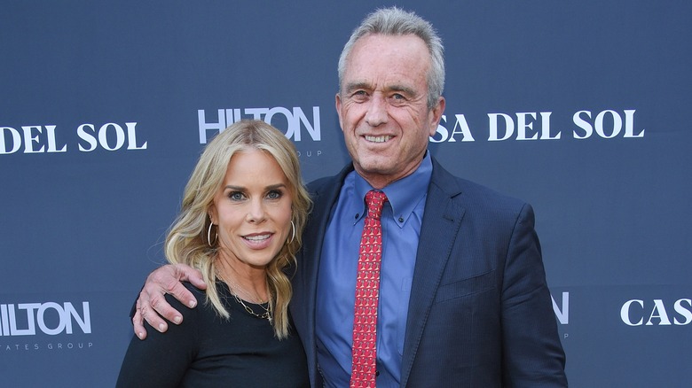 Cheryl Hines et Robert F. Kennedy, Jr. sur un tapis rouge