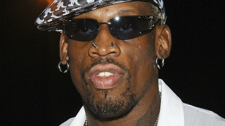 Dennis Rodman porte des lunettes de soleil