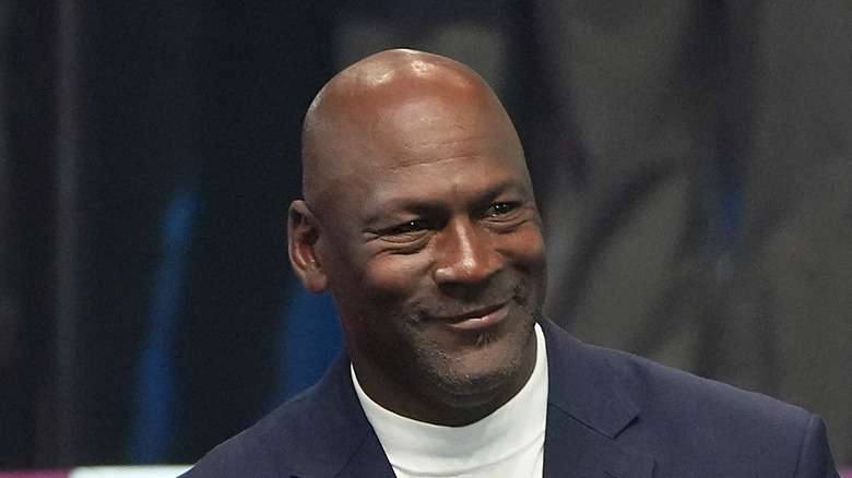 Michael Jordan souriant en gros plan