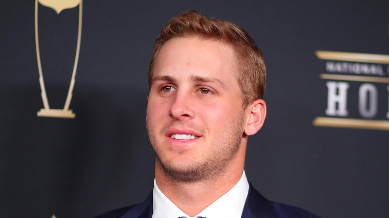 Jared Goff souriant sur le tapis rouge