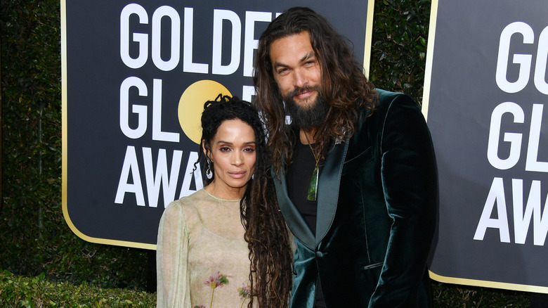 Jason Momoa et Lisa Bonet posant