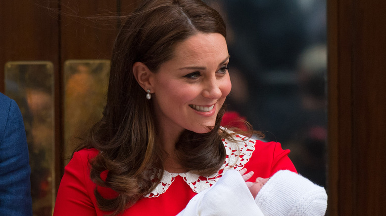 Kate Middleton pose avec son nouveau-né