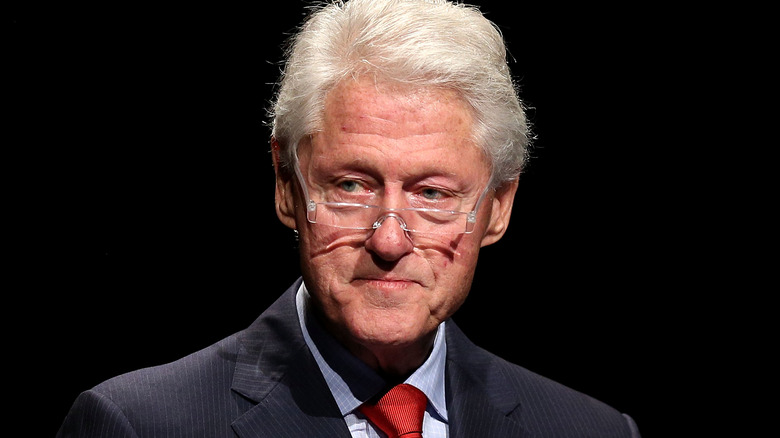 Bill Clinton porte des lunettes