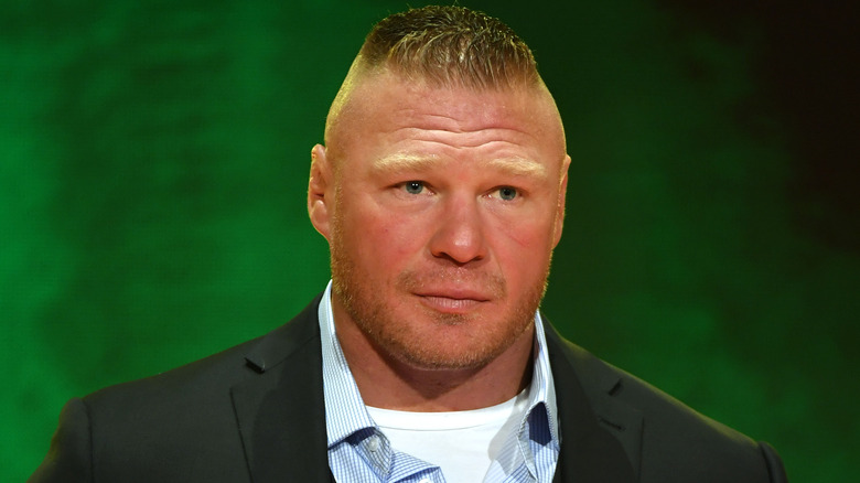 Brock Lesnar regarde en gros plan