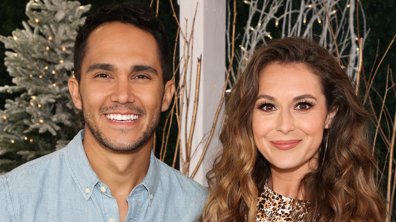 Carlos et Alexa PenaVega souriants