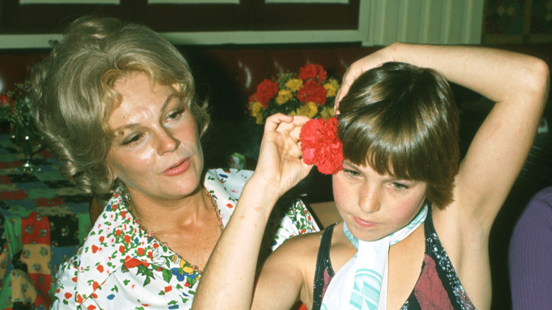 Joanna Moore pose avec Tatum O'Neal