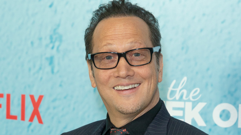 Rob Schneider porte des lunettes en 2018