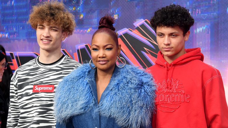 Jaid Nilon, Garcelle Beauvais et Jax Nilon lors d'un événement sur le tapis rouge