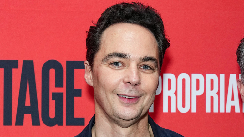 Jim Parsons souriant en gros plan