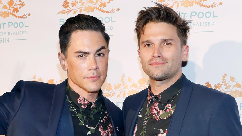 Tom Sandoval et Tom Schwartz assortis à des costumes bleus