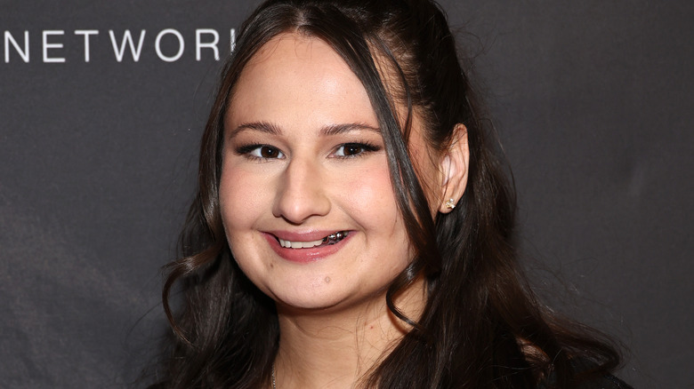 Gypsy Rose Blanchard souriant en selfie