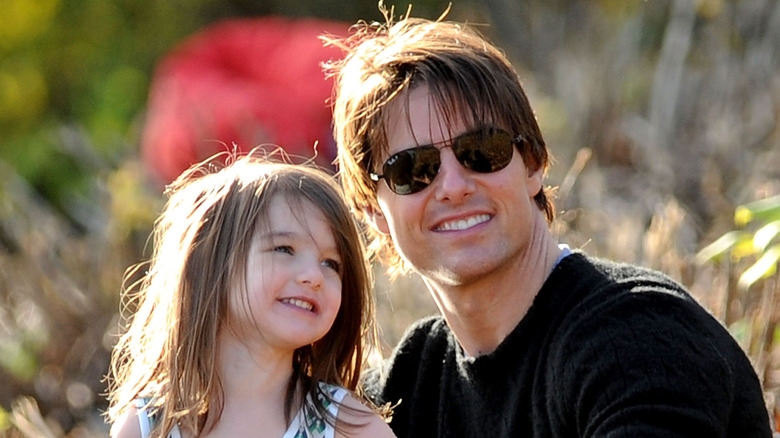 Suri Cruise souriante, lunettes de soleil Tom Cruise