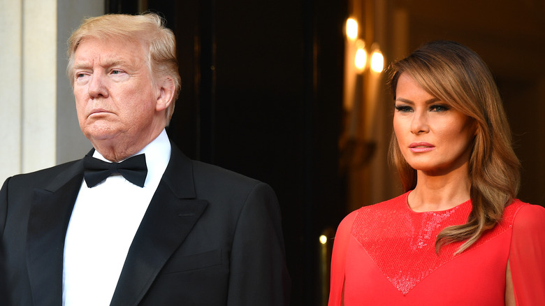 Donald et Melania Trump regardent fixement