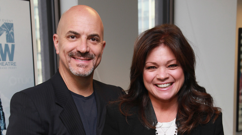 Tom Vitale et Valérie Bertinelli souriants