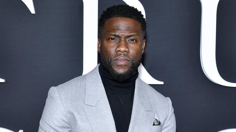 Kevin Hart posant dans une veste grise