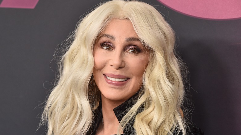 Cher aux cheveux blonds