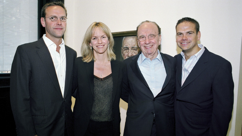 Quatre membres de la famille Murdoch posant