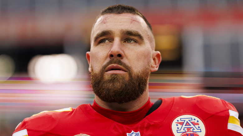 Travis Kelce regarde en gros plan