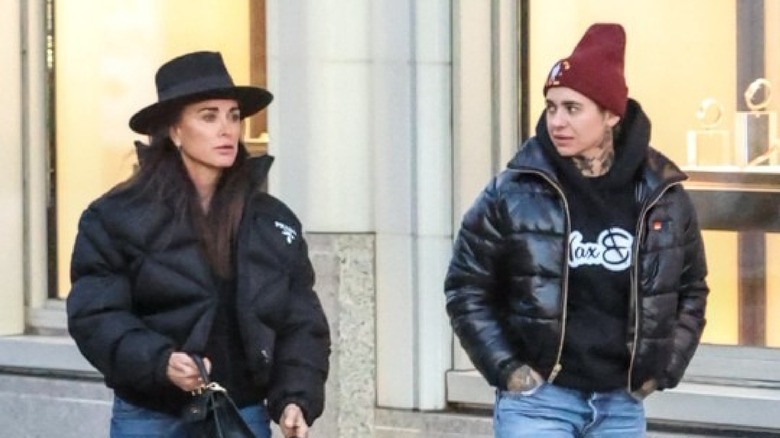 Kyle Richards marche avec Morgan Wade.