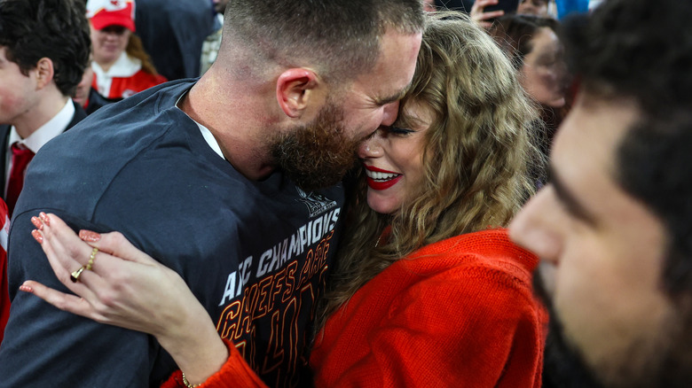 Taylor Swift et Travis Kelce s'embrassent