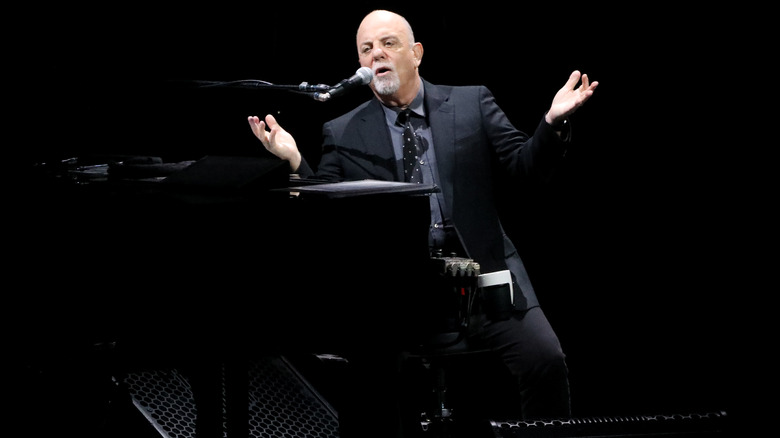 Billy Joel joue du piano