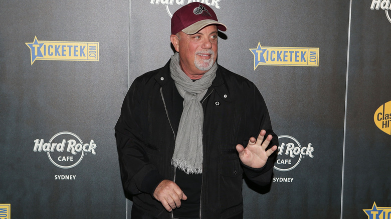 Billy Joel saluant lors d'un événement sur le tapis rouge